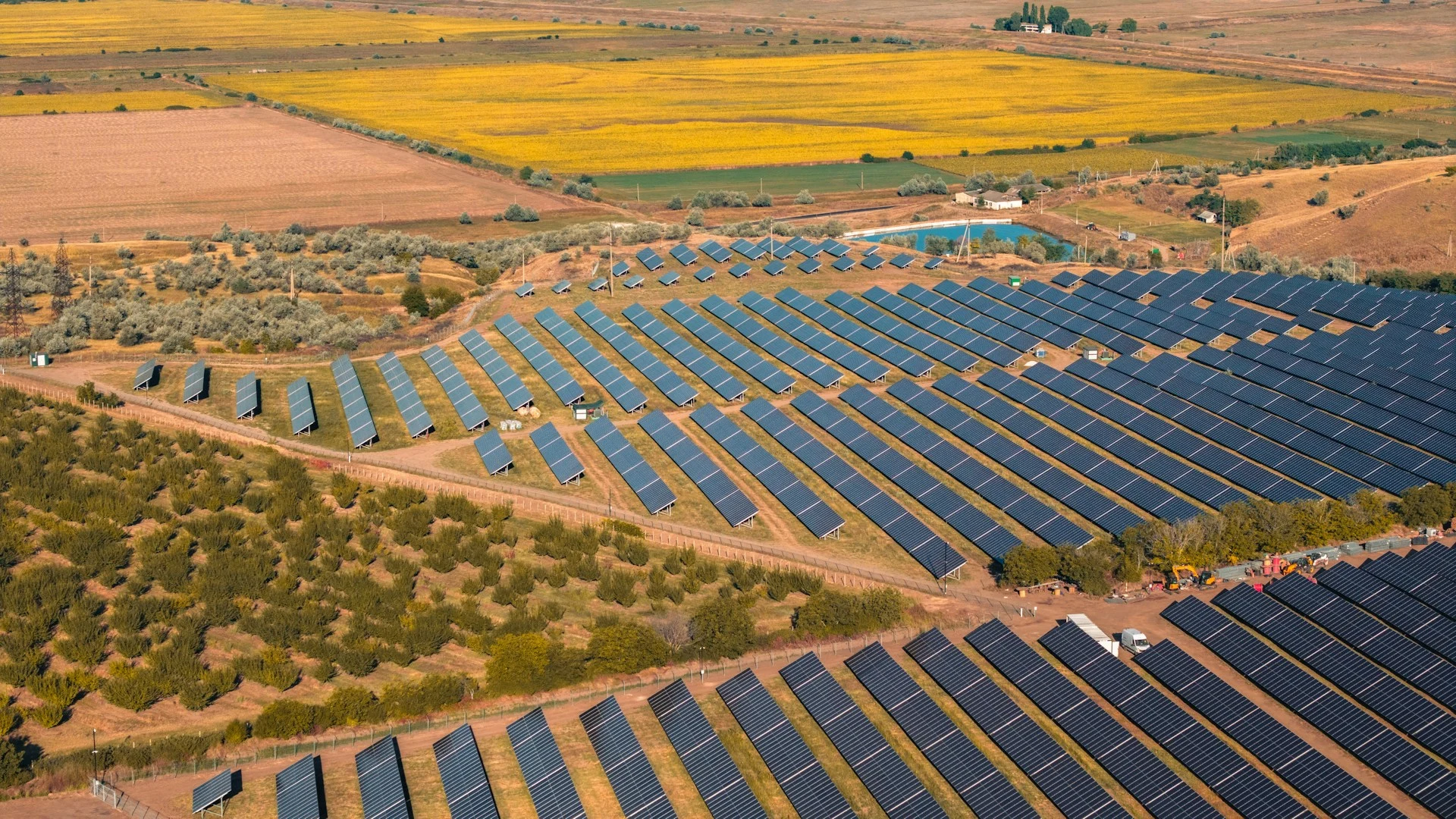Grande parco fotovoltaico circondato da campi agricoli